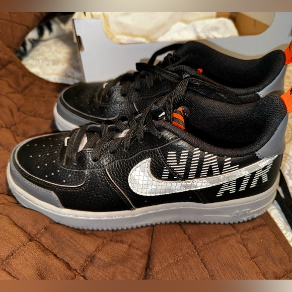 Nike Air Force LV8 size 7Y - Picture 1 of 3
